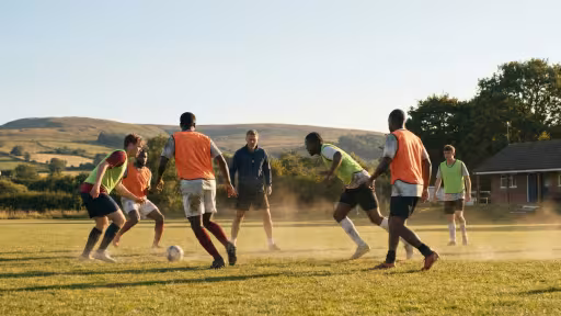 Personas jugando f&uacute;tbol.